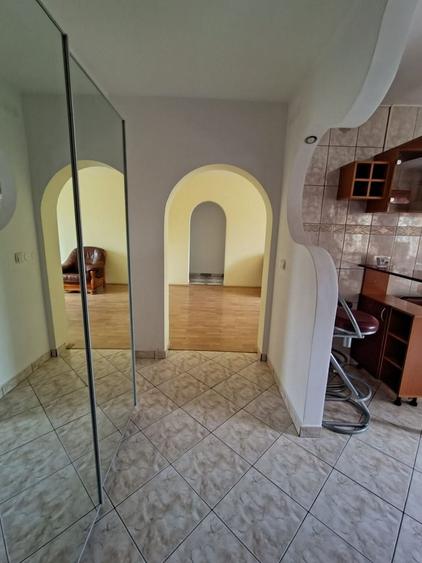 Apartament cu 3 camere semidecomandat, mobilat în Podu Roș