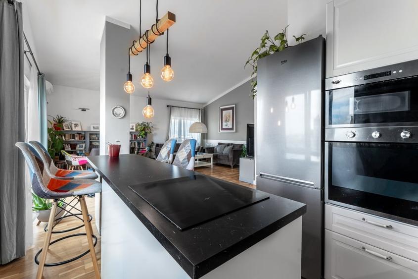 Apartament cu 4 camere decomandat, mobilat în Băneasa