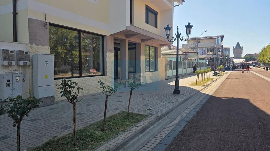 Spațiu vis-a-vis de Școala nr. 2 | 50 mp | Vad pietonal intens - 2