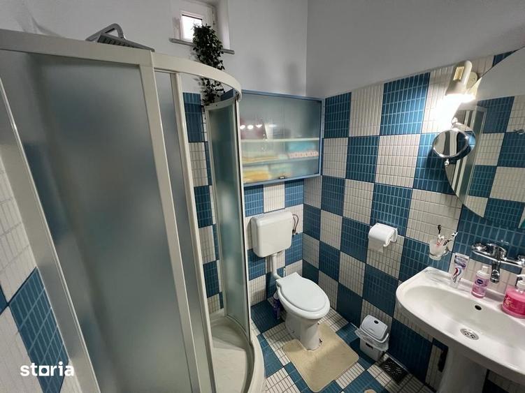 Casă cu 7 camere cu Teren 280 Mp în Far