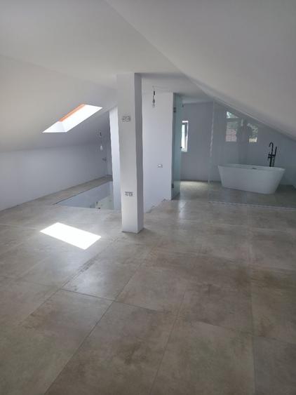 Casă cu 4 camere în Poarta Albă