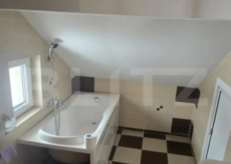 Casă cu 7 camere cu Teren 1300 Mp în Central