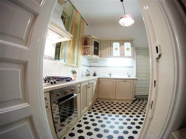 Apartament cu 6 camere decomandat în Capitale