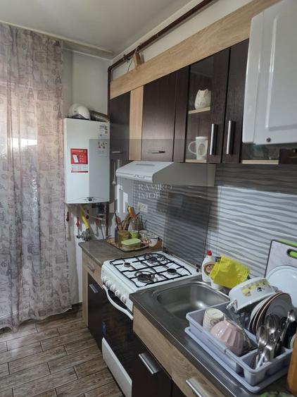 Apartament cu 3 camere decomandat, mobilat în Metalurgiei