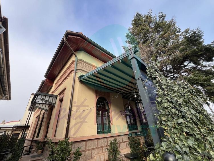 Casă individuală cu 7 camere cu Canalizare în Parcul Carol