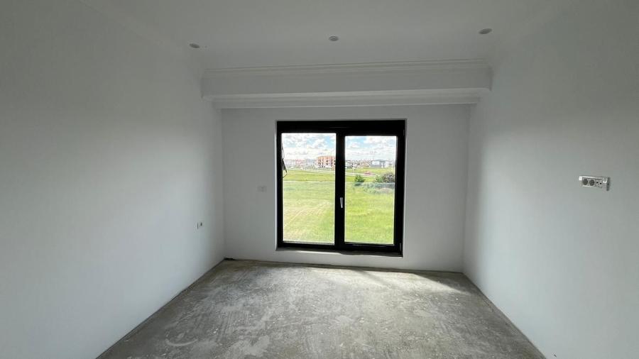 Apartament cu 3 camere semidecomandat în Moșnița Veche