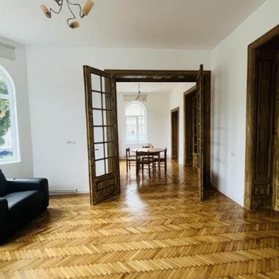 Apartament cu 3 camere semidecomandat, mobilat în Universitate