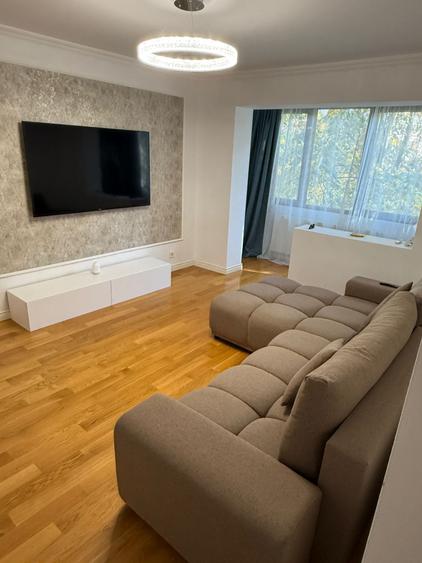 Apartament cu 3 camere semidecomandat, mobilat în Circumvalațiunii