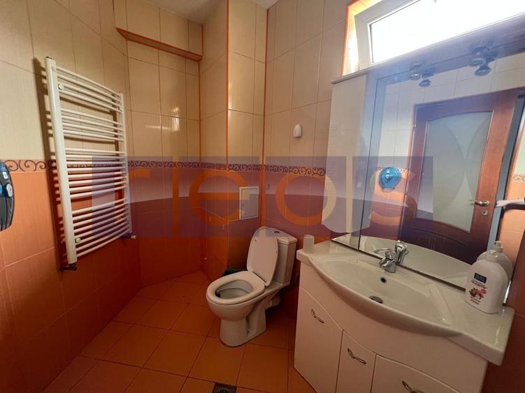 Casă individuală cu 8 camere cu Canalizare în Tineretului