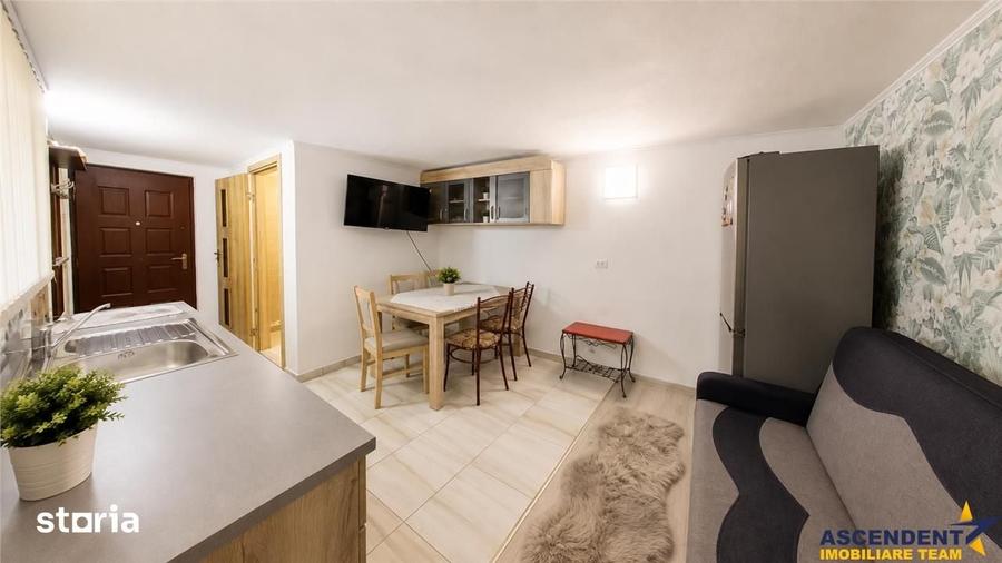 Corp de casa cu 2 imobile, intrari separate, pod si beci generos, Cent - 10