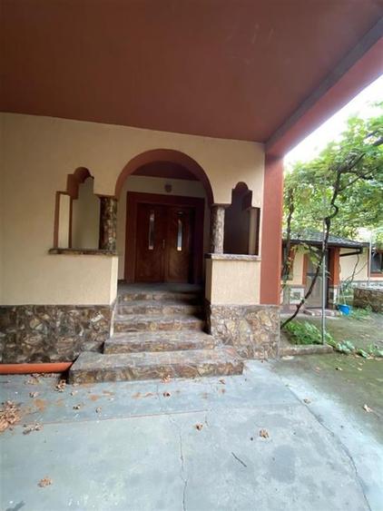Casă individuală cu 6 camere cu Teren 1800 Mp în Curățele
