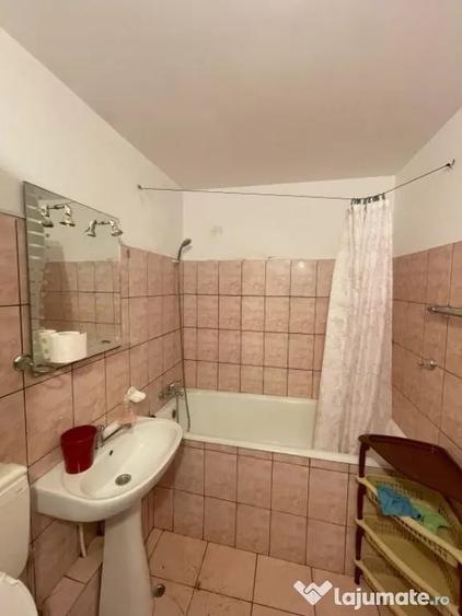 Apartament cu 4 camere decomandat, mobilat în Hotvon