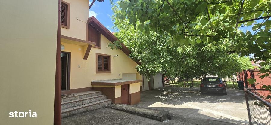 Casă cu 9 camere cu Teren 907 Mp în Central