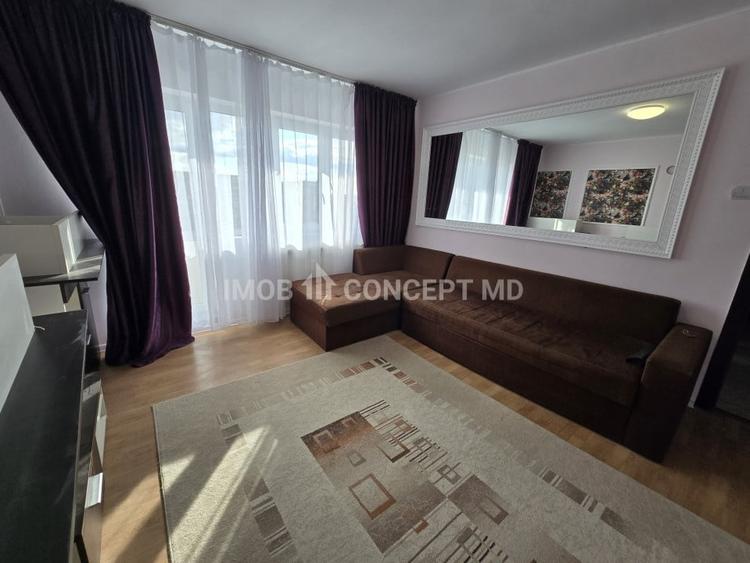 Apartament cu 3 camere semidecomandat, mobilat în Nord