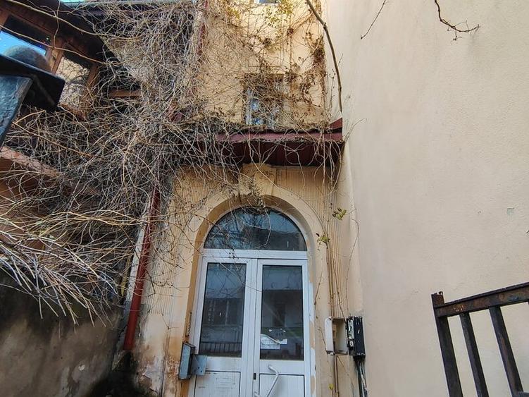 Casă individuală cu 6 camere cu Teren 160 Mp în Dorobanți