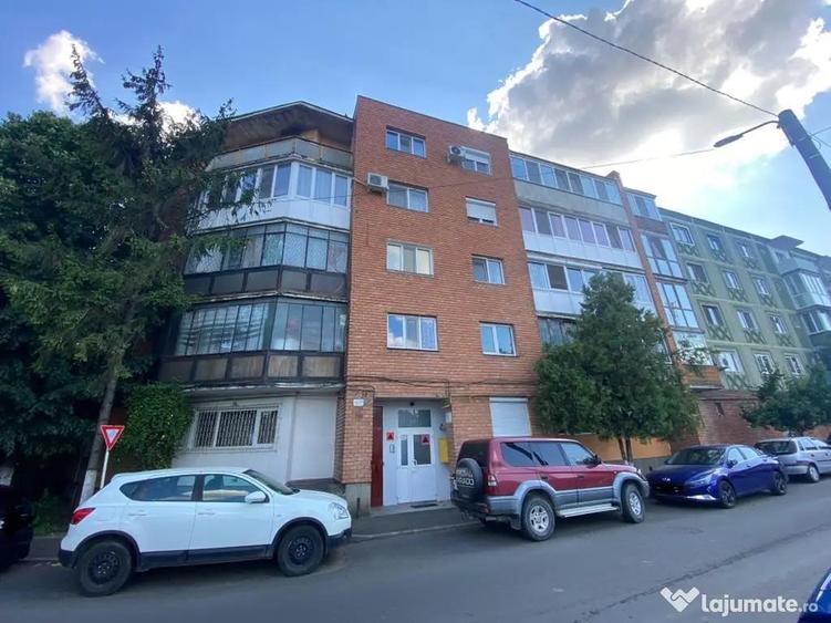 Apartament cu 4 camere decomandat în Miorița