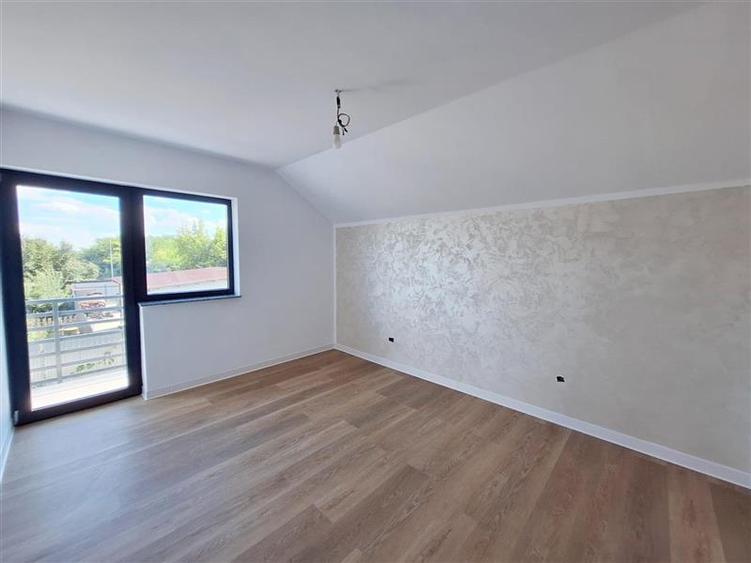 Casă cu 4 camere cu Teren 430 Mp în 9 Mai