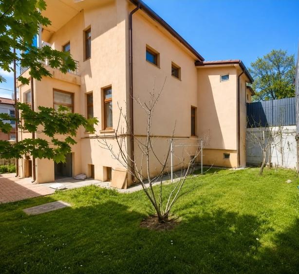 Casă individuală cu 9 camere cu Canalizare în Ultracentral