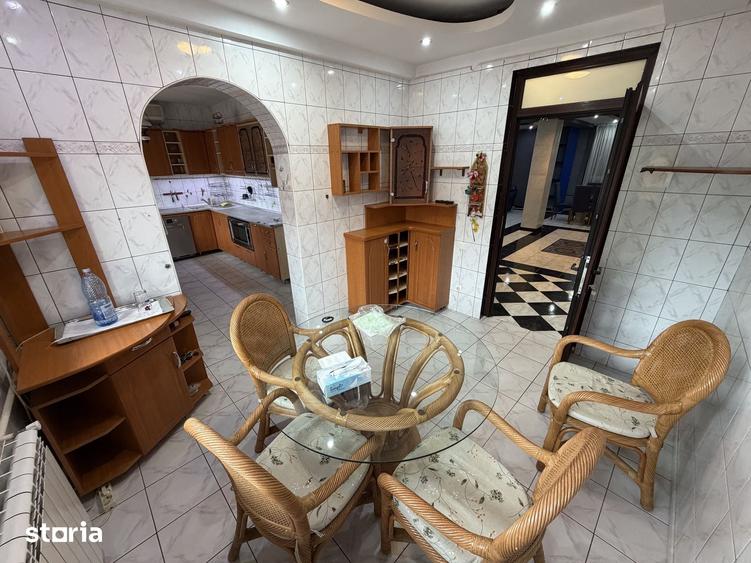 Casă cu 8 camere cu Teren 954 Mp în Andronache