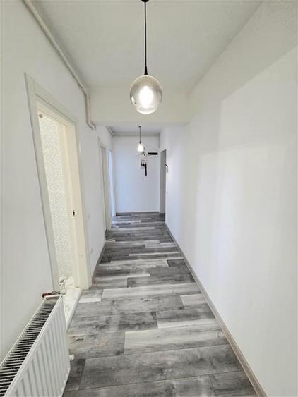 Apartament cu 3 camere decomandat, mobilat în Palazu Mare