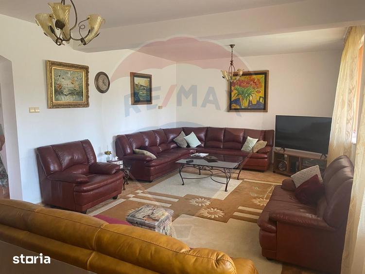 Casă cu 5 camere cu Teren 4600 Mp în Central