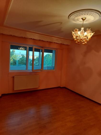 Apartament cu 3 camere decomandat în Obor