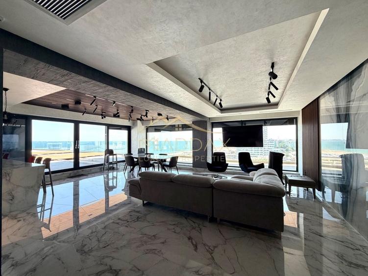 Penthouse cu 5 camere decomandat, mobilat în Central