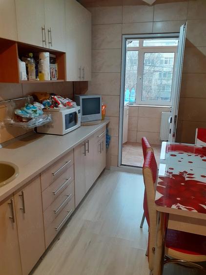 Apartament cu 3 camere decomandat în Mihai Bravu