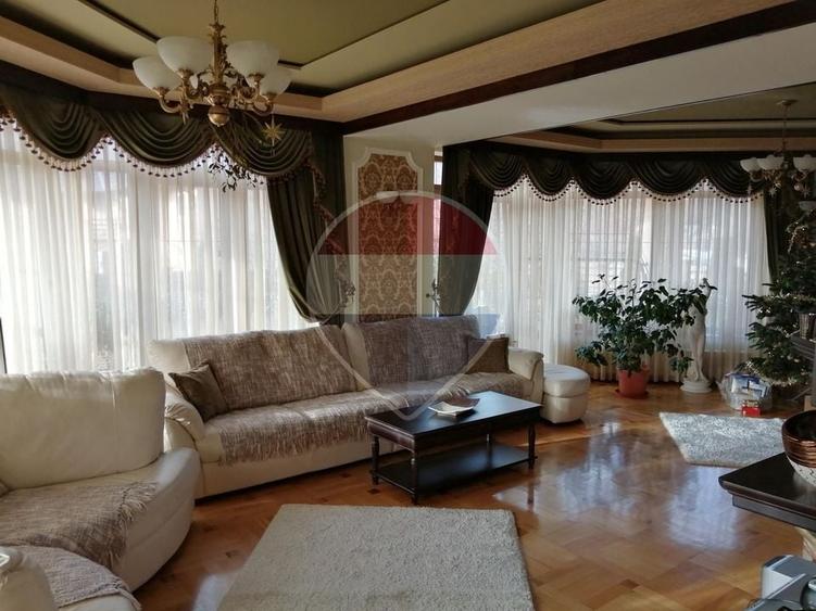 Casă individuală cu 9 camere cu Teren 1365 Mp în Valea Doftanei