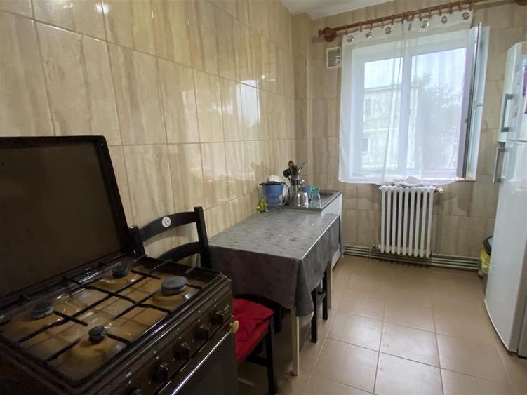 Apartament cu 3 camere semidecomandat în Podul de Piatră