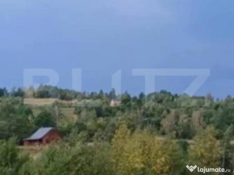 Teren de 4265 mp, în Mărișel