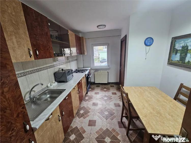 Apartament cu 3 camere decomandat, mobilat în Micro IV