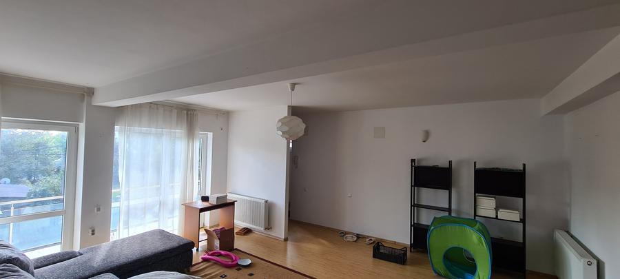 Apartament cu 3 camere semidecomandat în Exterior Nord