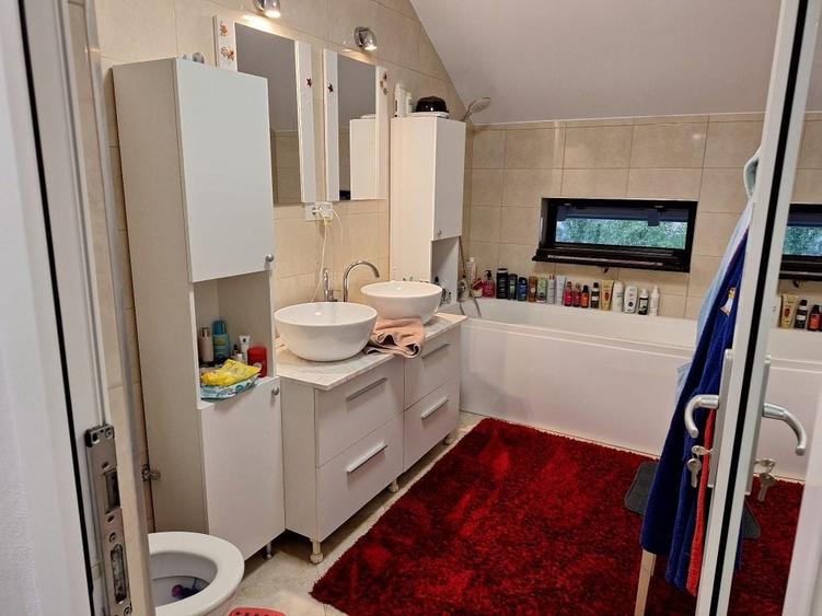 Casă cu 4 camere în Central