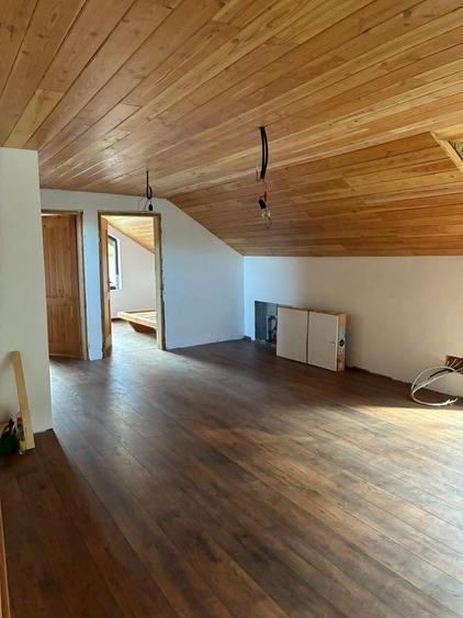 Casă cu 4 camere în Stana