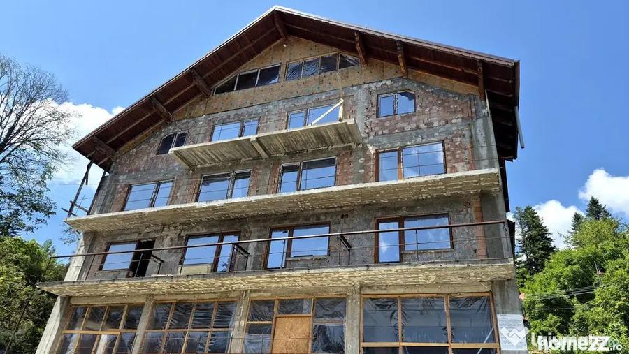 Casă cu 7 camere cu Teren 893 Mp în Central