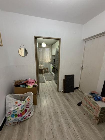 Apartament cu 3 camere decomandat în Rieni