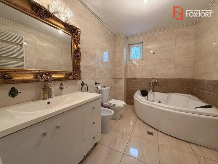 Casă cu 11 camere cu Teren 610 Mp în Central