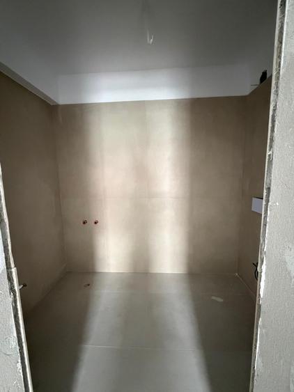 Apartament cu 4 camere semidecomandat în Florești
