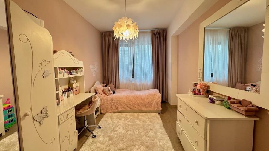Apartament cu 3 camere semidecomandat în Sisești
