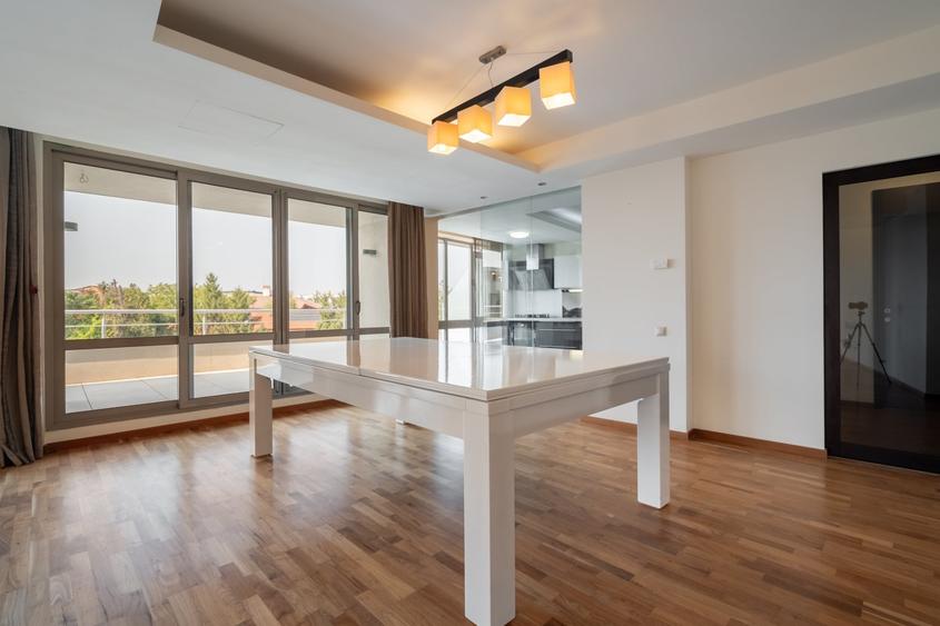 Apartament cu 5 camere decomandat în Băneasa