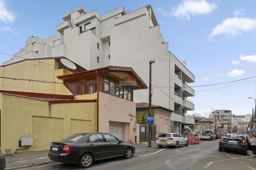 Casă individuală cu 8 camere cu Teren 300 Mp în 13 Septembrie