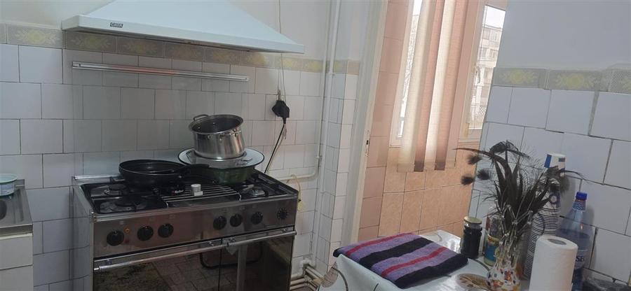 Apartament cu 4 camere decomandat în Apollo