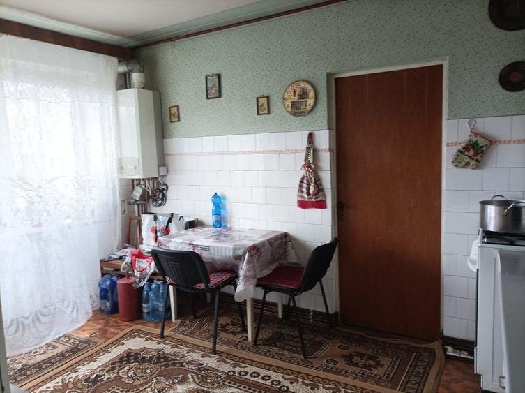 Apartament cu 4 camere semidecomandat în Griviței