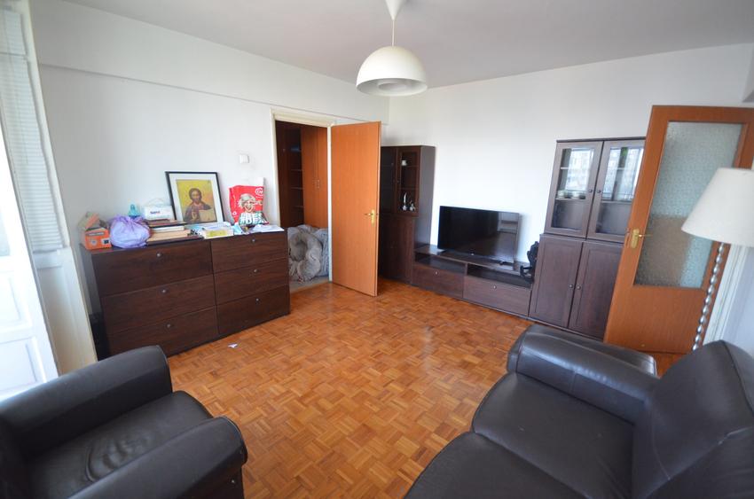 Apartament cu 3 camere semidecomandat în P-ța Muncii