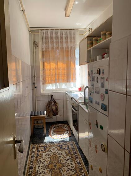 Apartament cu 3 camere semidecomandat în Km 4-5