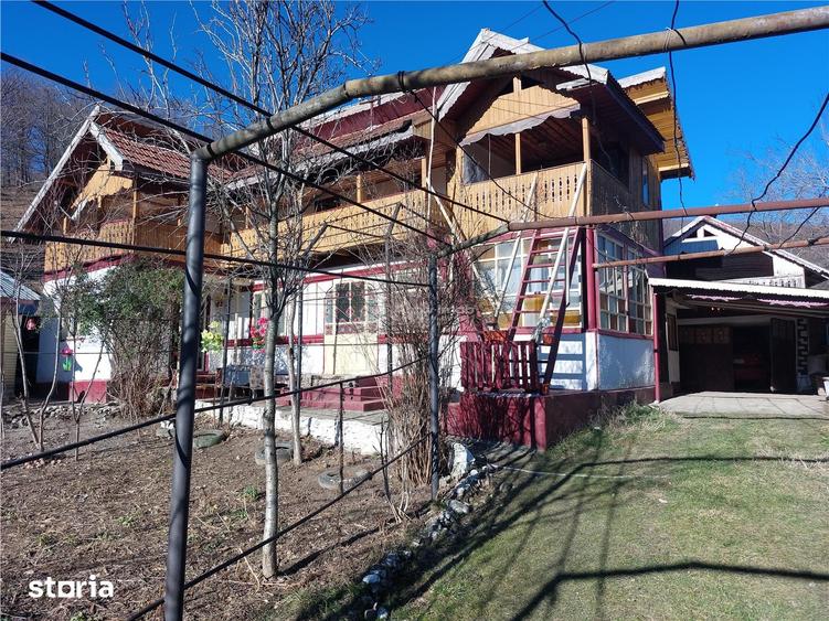 Casă cu 5 camere cu Teren 1200 Mp în Central