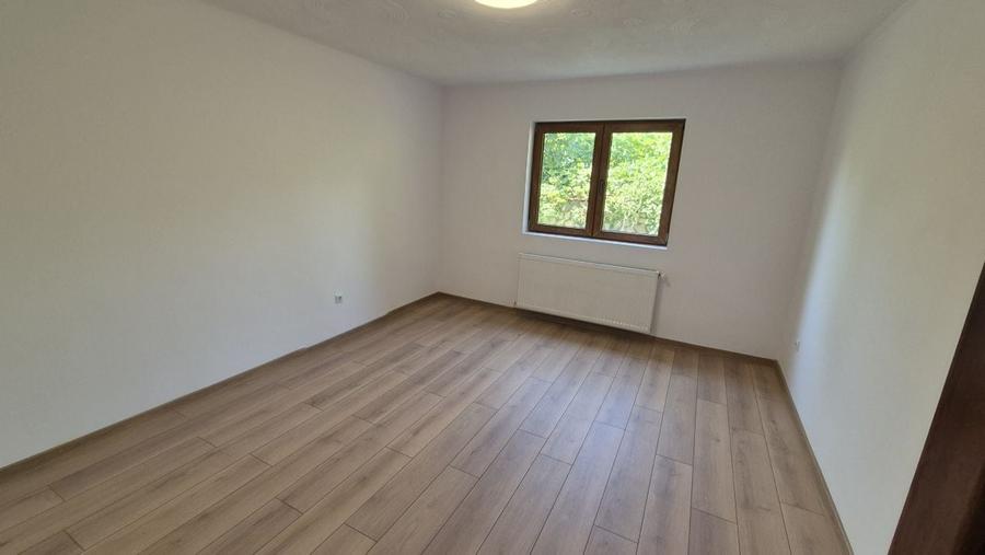 Casă cu 9 camere cu Canalizare în Central