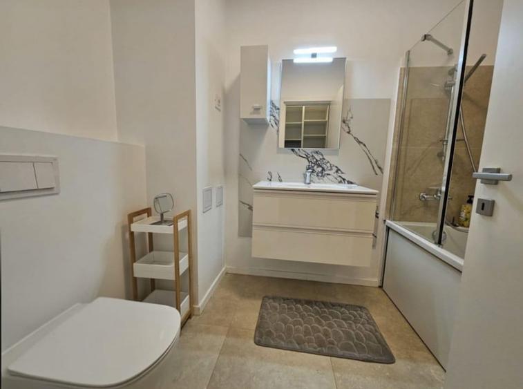 Apartament cu 4 camere decomandat, mobilat în Băneasa