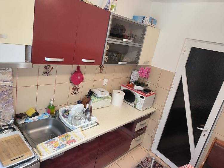 Apartament cu 3 camere semidecomandat în Vest